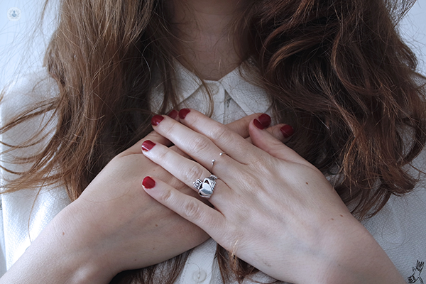 ragazza con le mani sul collo