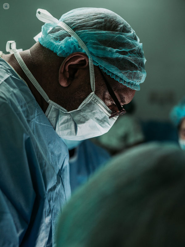 chirurgo in sala operatoria