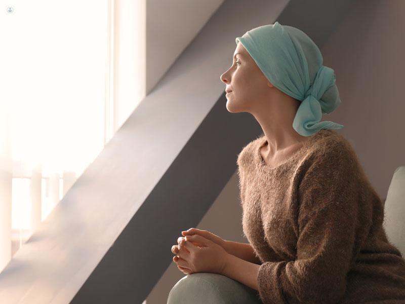 paziente oncologico che guarda fuori dalla finestra