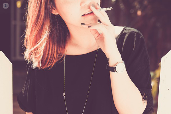 donna che fuma una sigaretta
