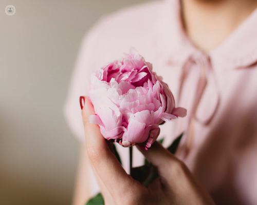 Donna con fiore rosa