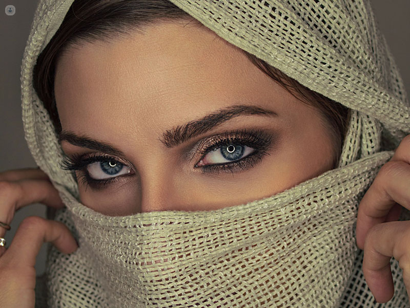 sguardo di una ragazza con occhi azzurri