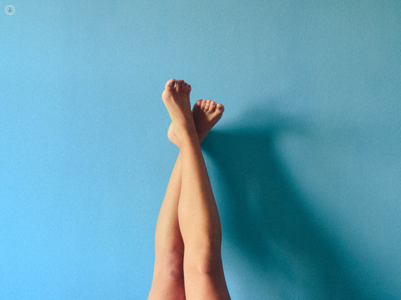 gambe donna parete