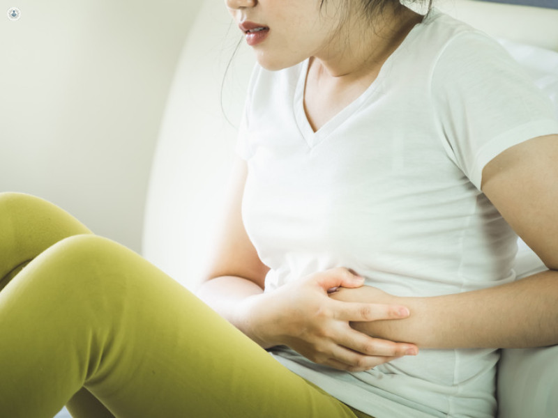 ragazza che non può controllare la defecazione