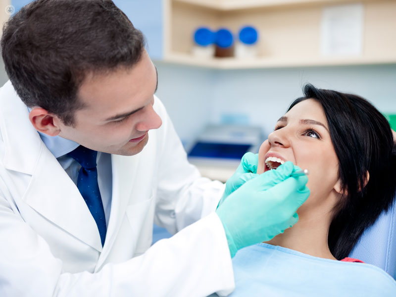 odontoiatra visita una paziente