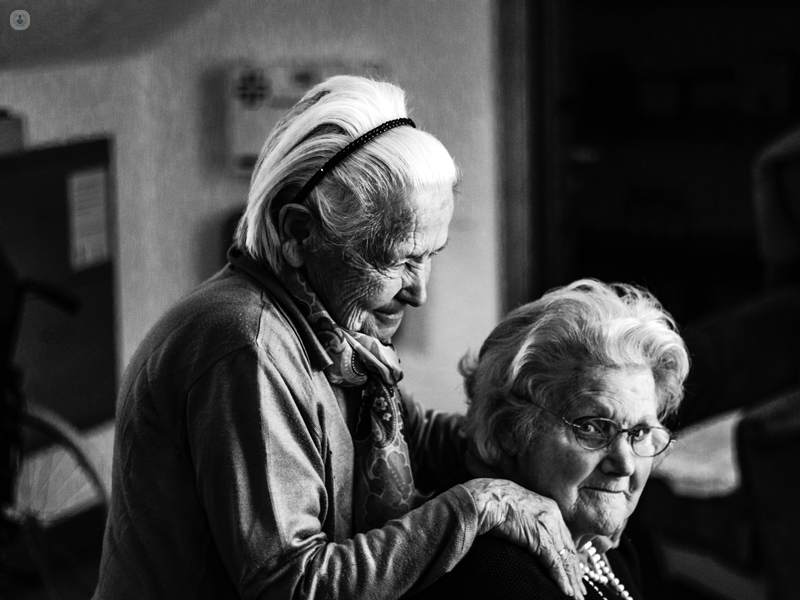 due persone anziane che si fanno compagnia