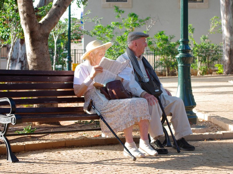 coppia di anziani seduti su una panchina