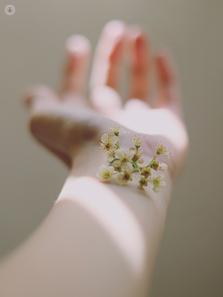 braccio con un fiore