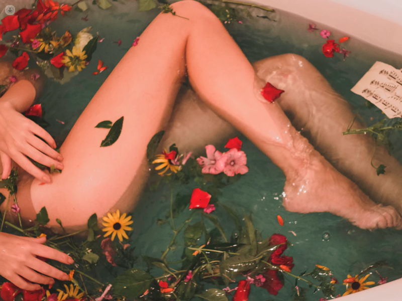 Gambe di donna in una vasca da bagno