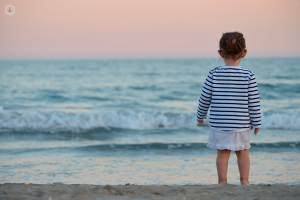 bambina di schiena in riva al mare