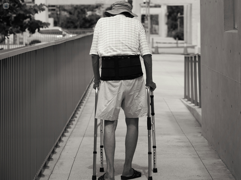 anziano che passeggia con un tutore