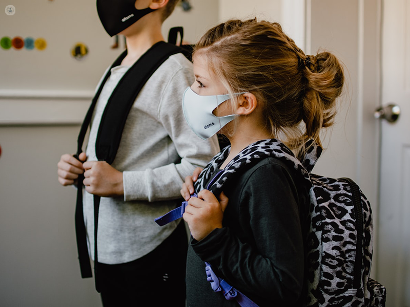 bambina con mascherina a scuola