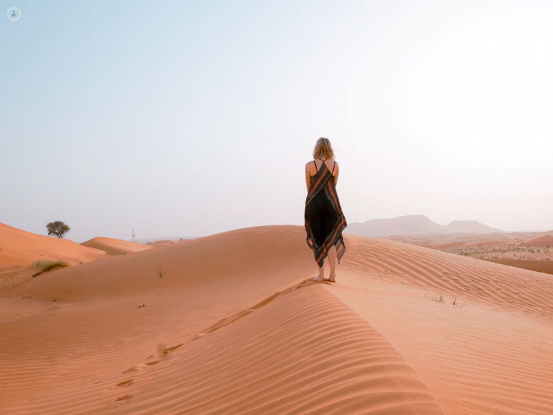 ragazza che cammina da sola in un deserto