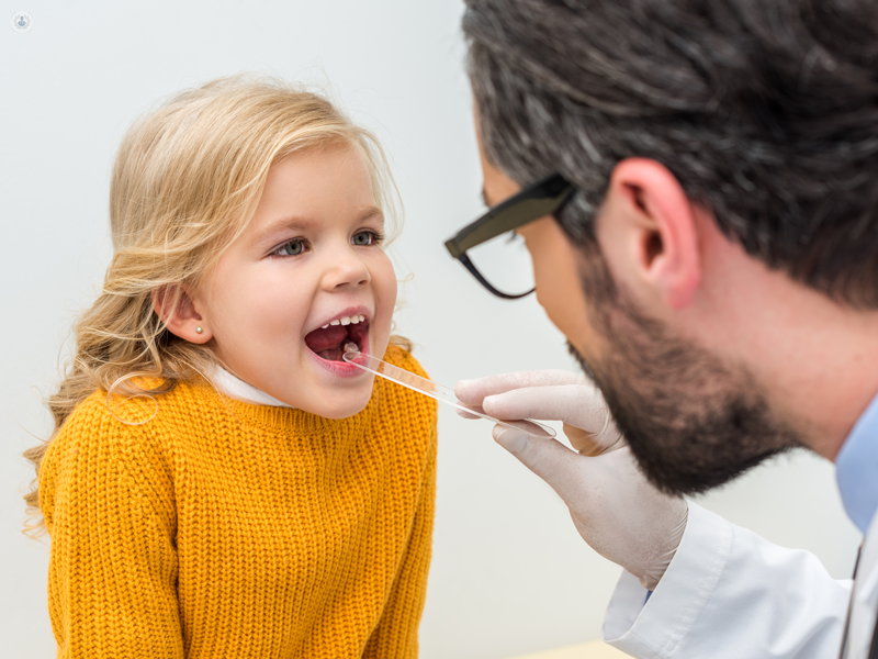 Visita di una bambina alla gola