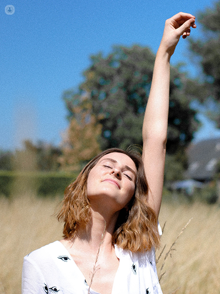 ragazza che prende il sole