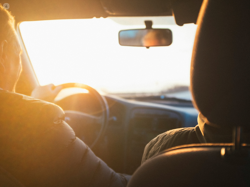 due persone in auto che guidano