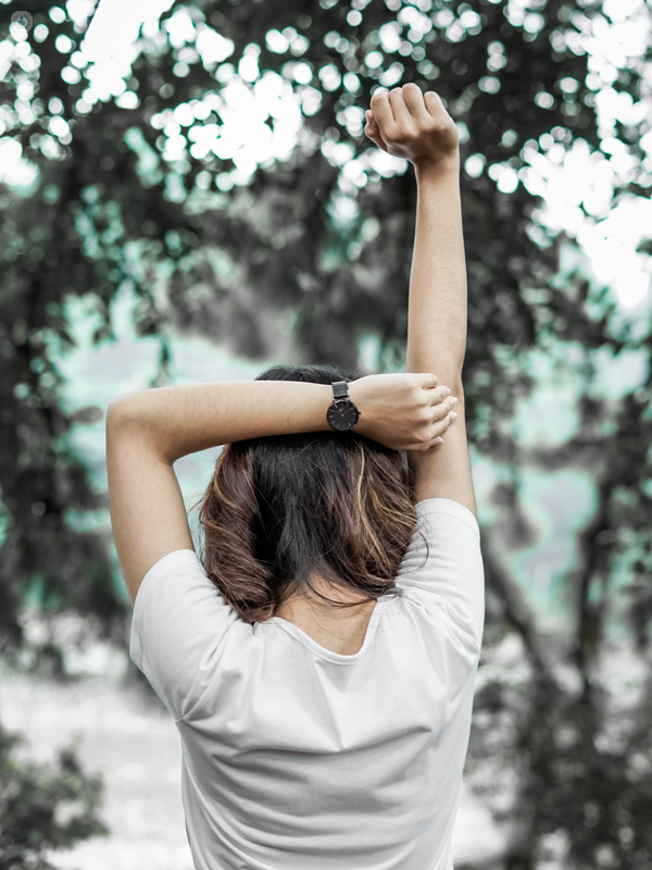 ragazza di spalle che stira le braccia