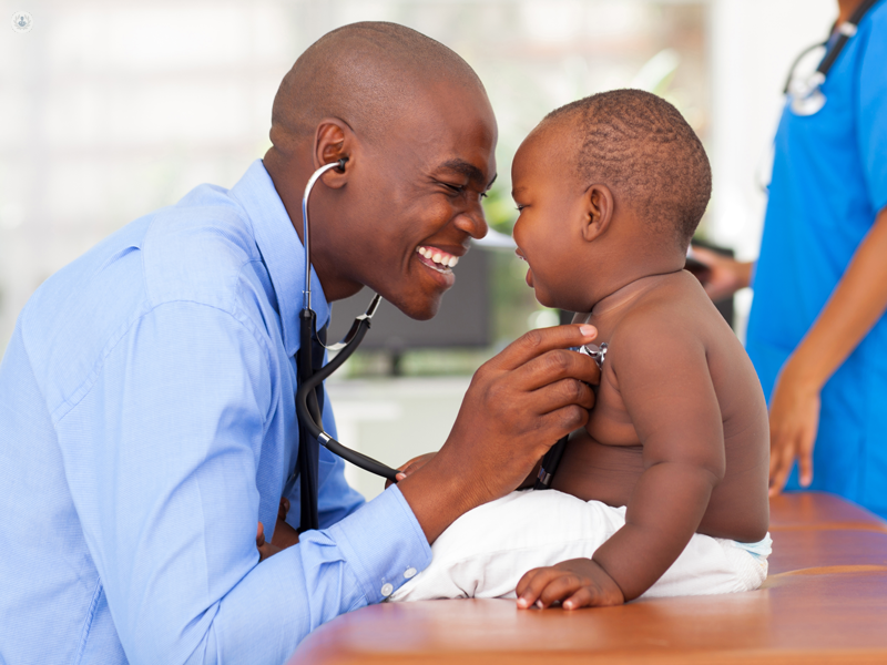 medico che ascolta il cuore di un bambino