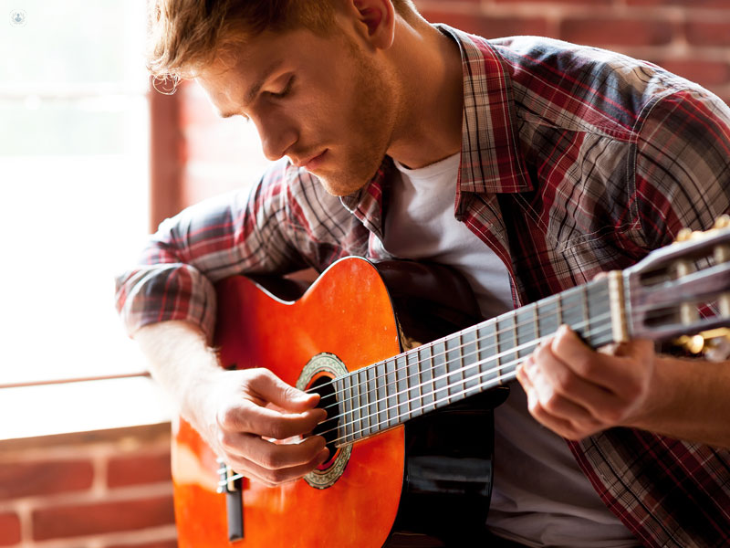 ragazzo che suona la chitarra