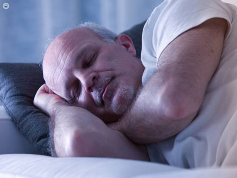 uomo che dorme e russa