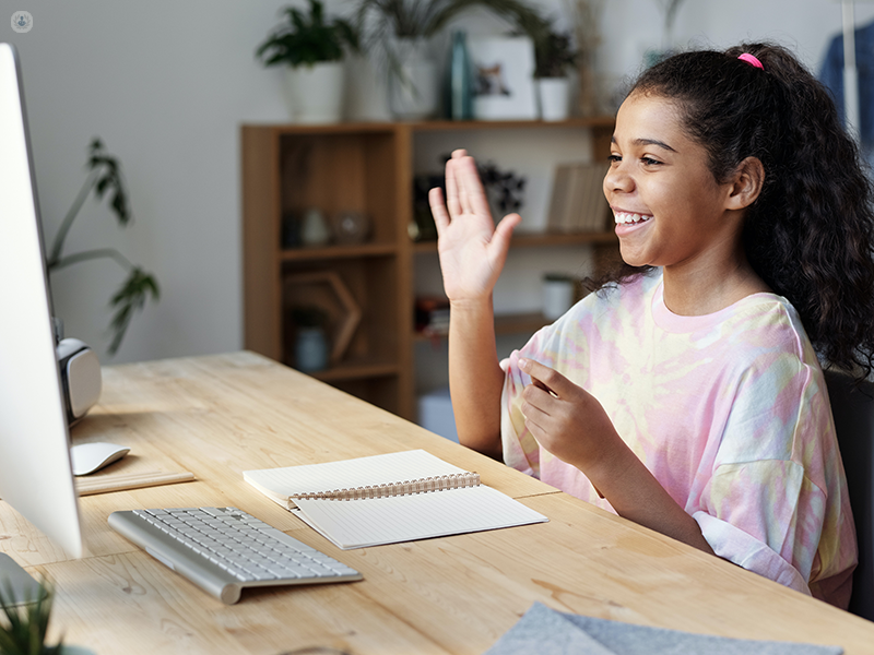 bambina che assiste ad una lezione online