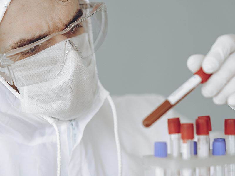 medico in laboratorio che analizza delle provette di sangue