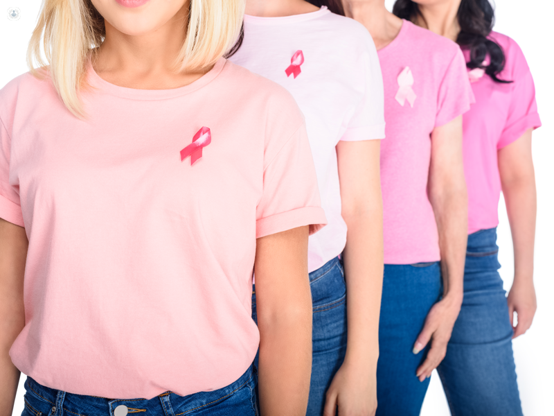 donne con maglia e fiocco rosa per la prevenzione del tumore al seno